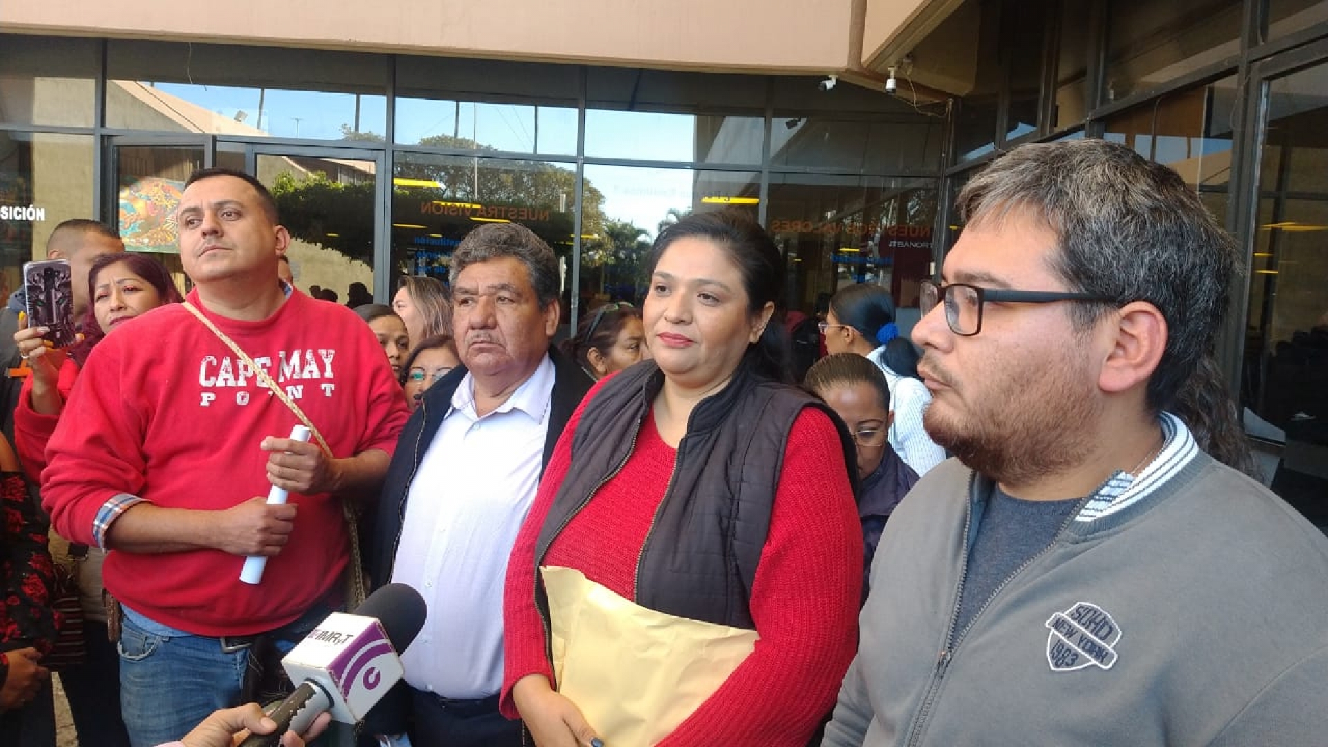 Se manifiesta personal de asistencia de educación en el IEBEM