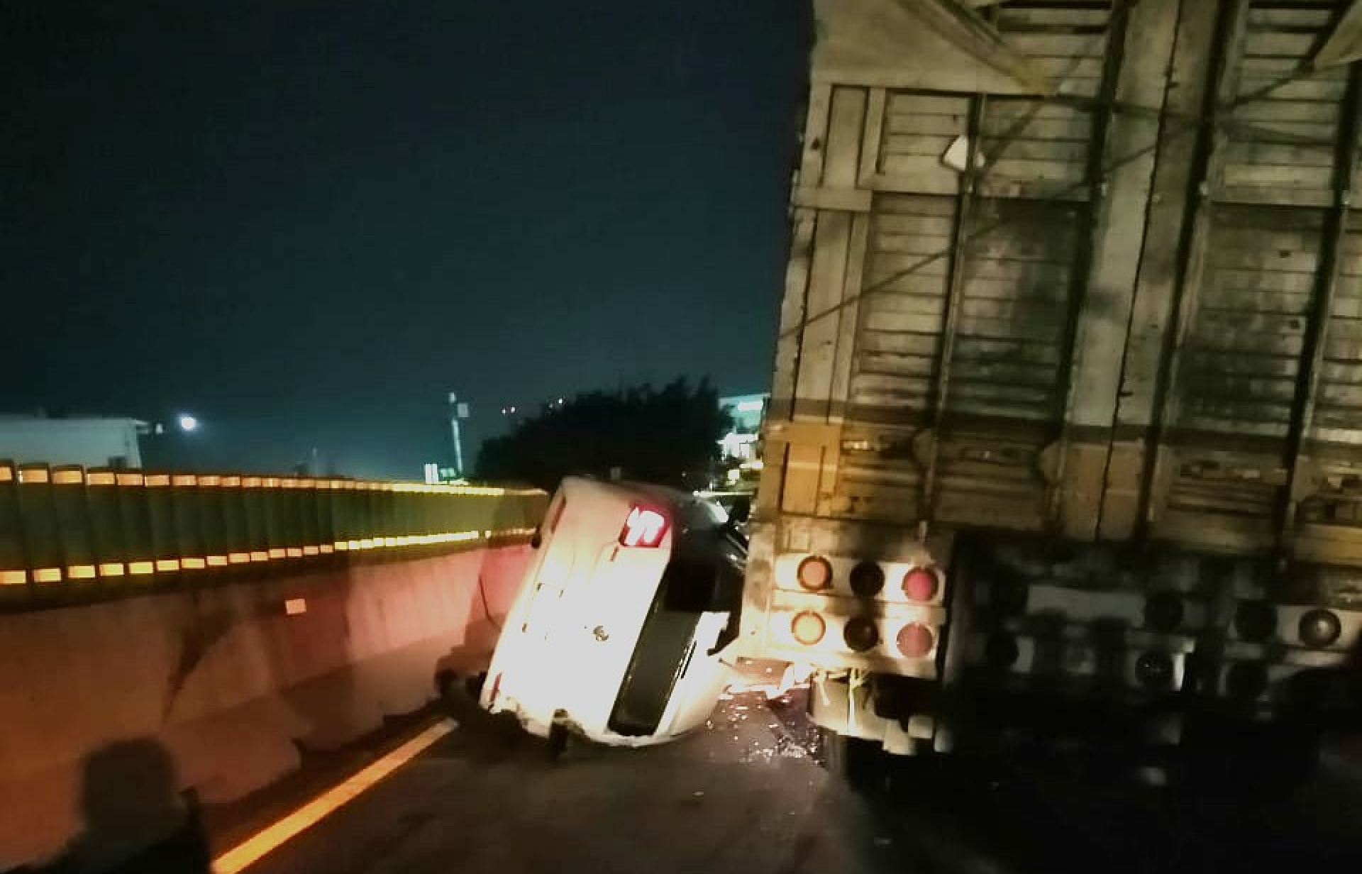 Accidente en el paso exprés entre camión y automóvil