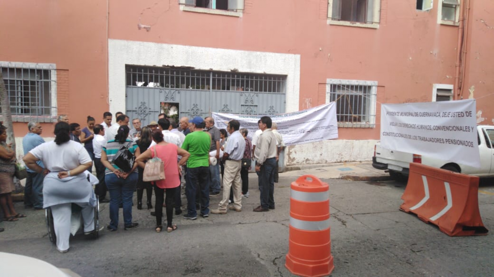 Protestan jubilados del SAPAC afuera del Ayuntamiento de Cuernavaca