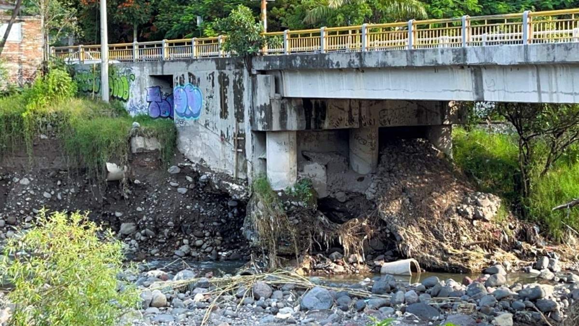 Detectan riesgo de colapso en puente 'Solidaridad' de Cuautla