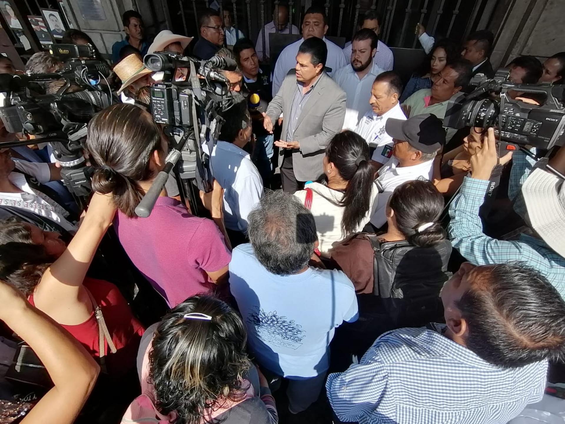 Se manifiestan habitantes de Xoxocotla en Cuernavaca