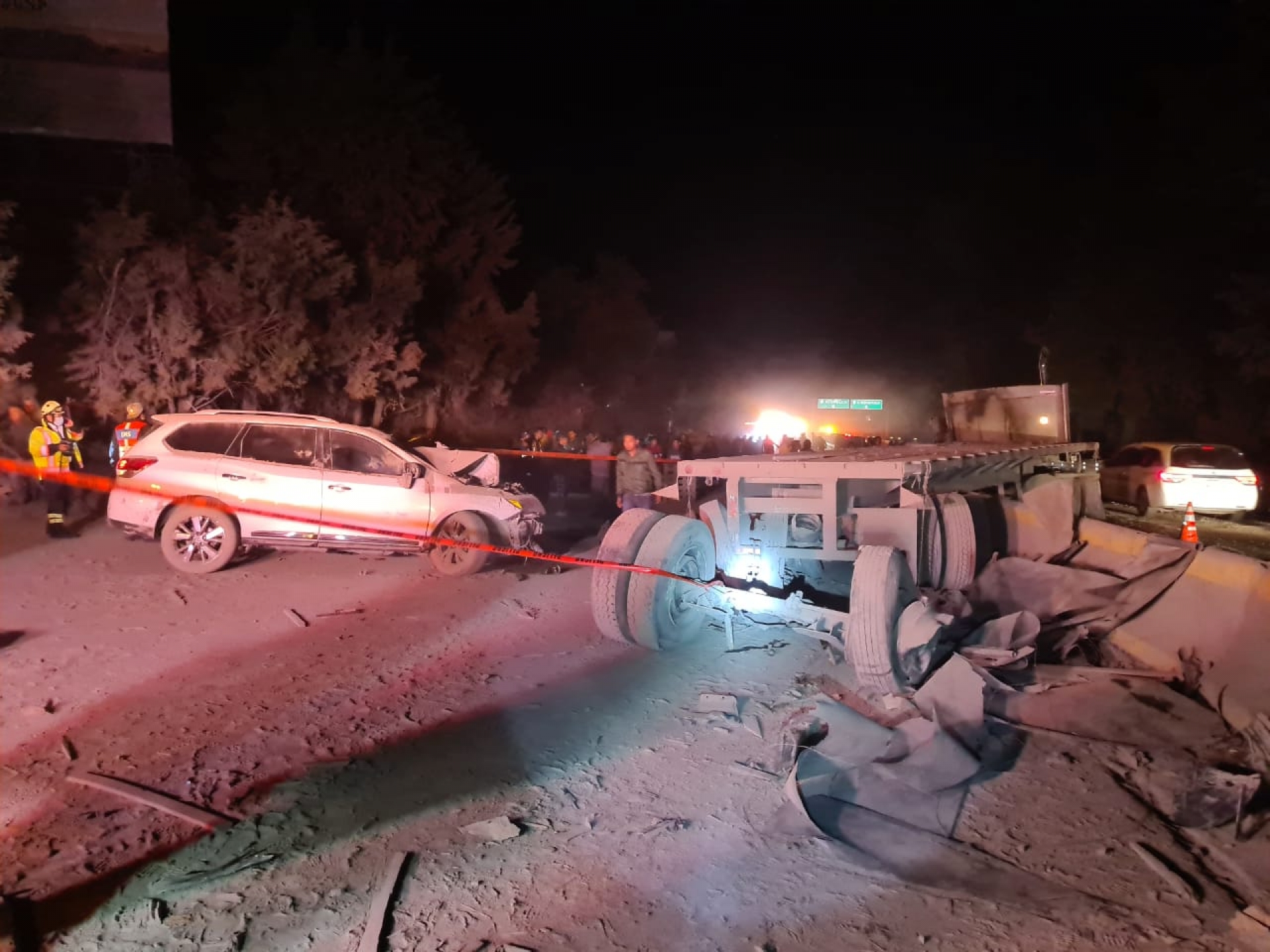 Dos muertos en accidente de tráiler y otros vehículos en autopista México-Cuernavaca