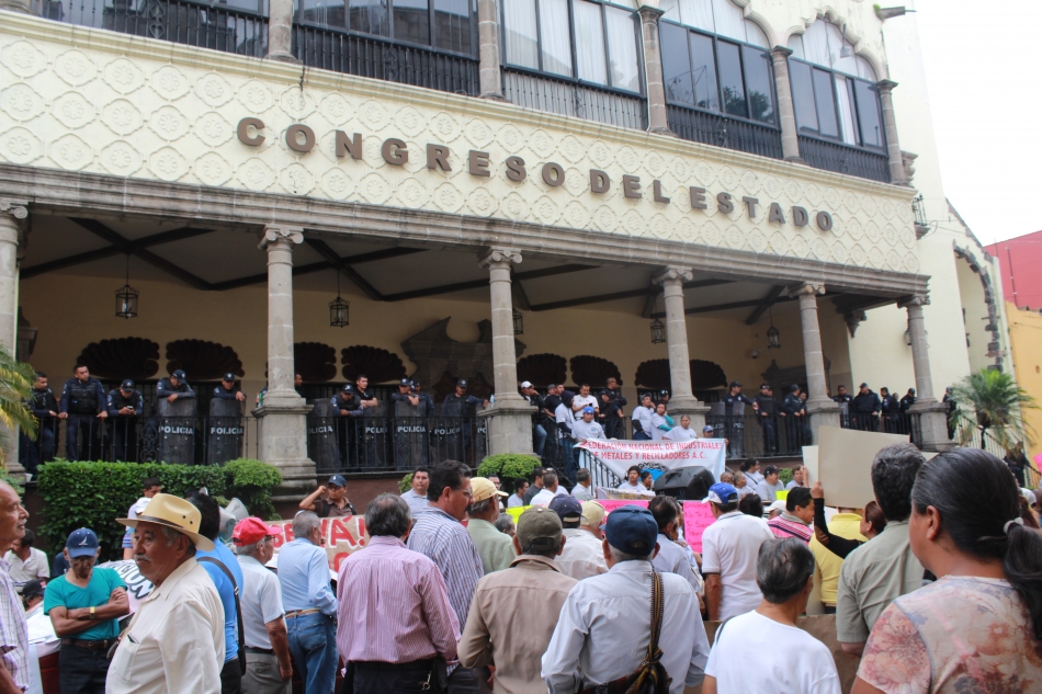 Las protestas contra la privatización de los servicios colapsaron la ciudad