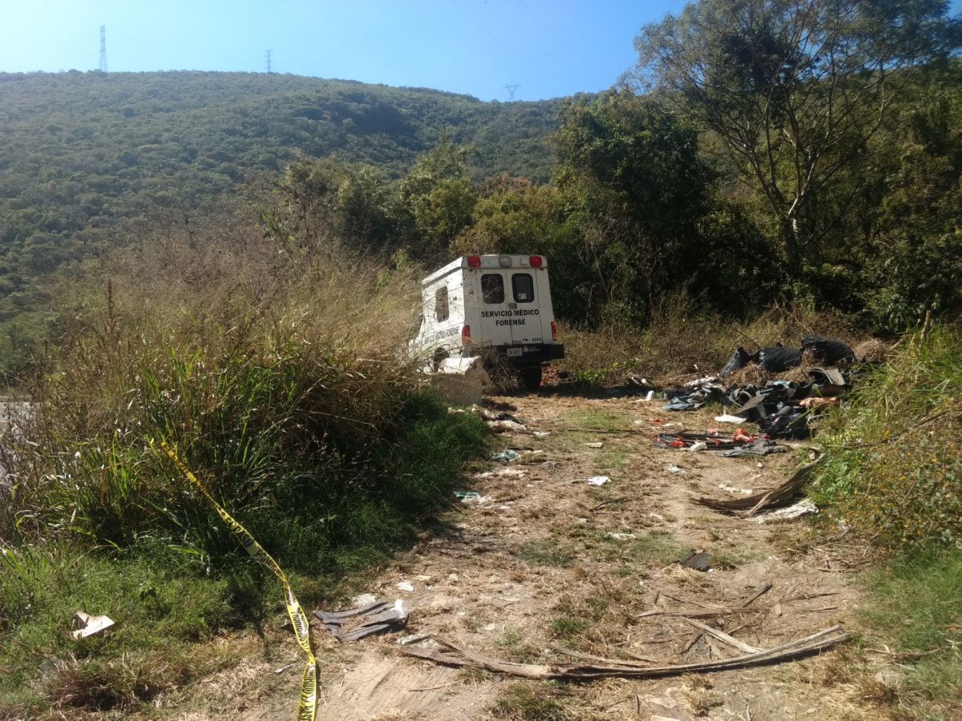 Abandonan a dos hombres sin vida en un paraje
