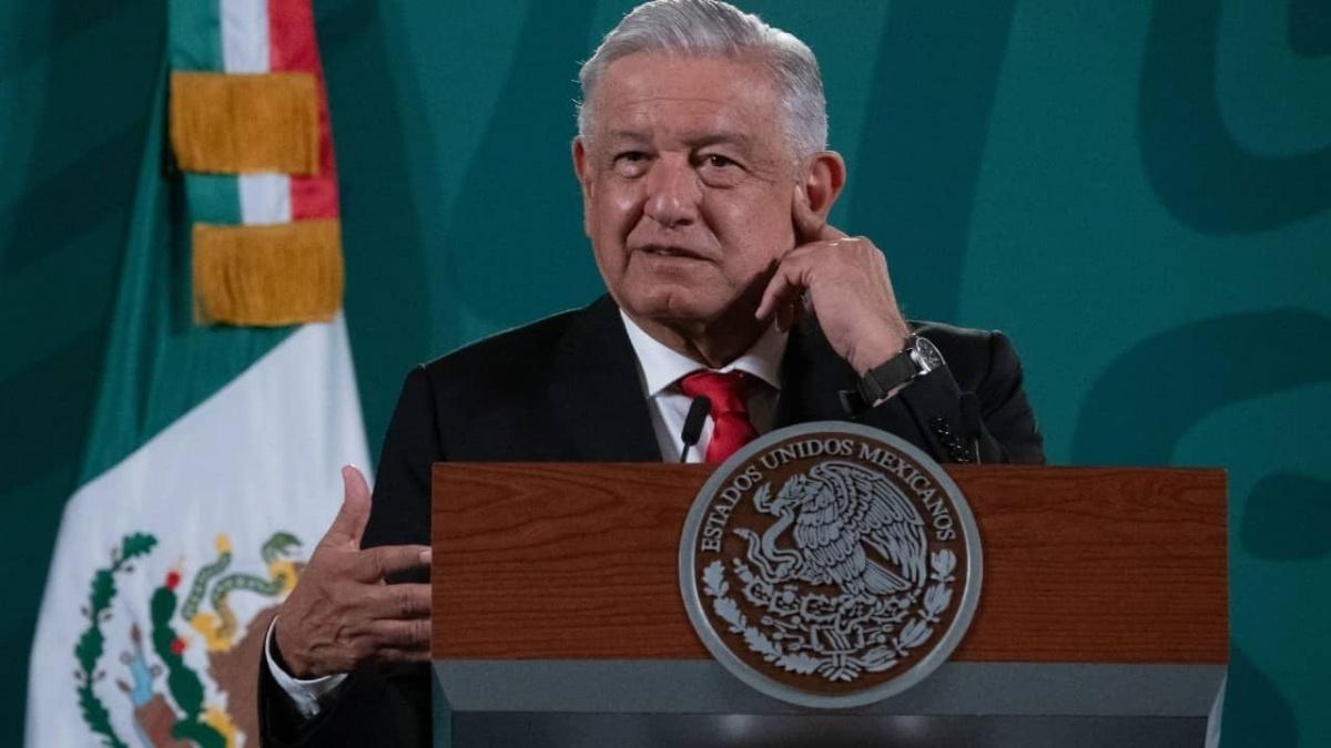 AMLO afirma que "es un error demandar un derecho con violencia" tras marcha por el aborto