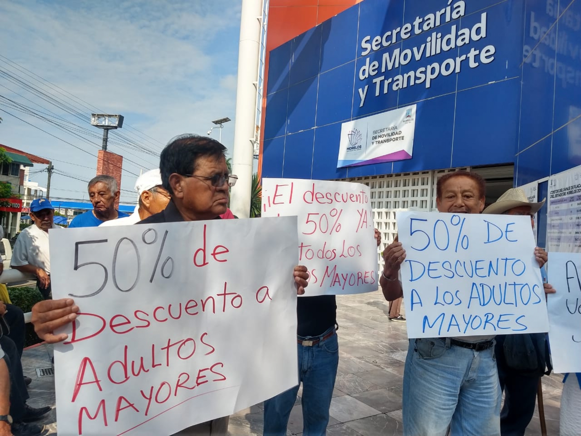 Protesta Asociación Cívica Morelense contra ruteros, ante la SMyT