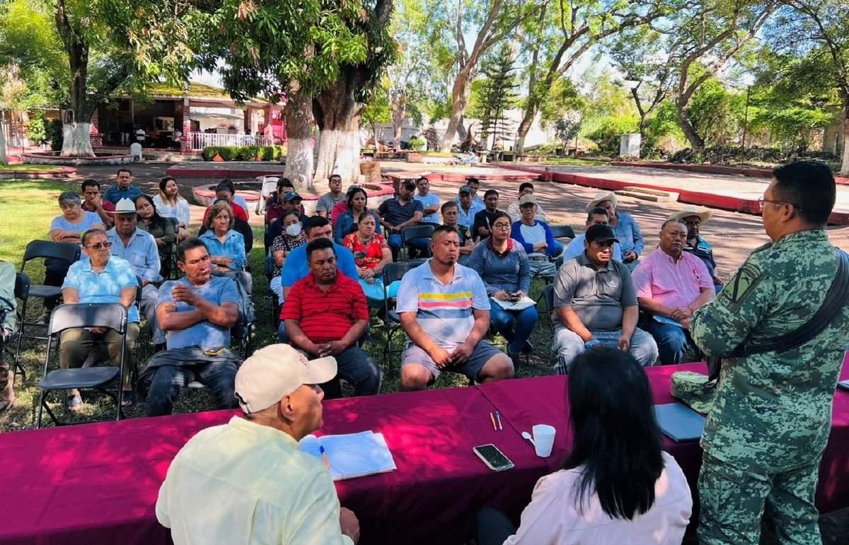 Capacita la Sedena a vecinos de Jonacatepec en uso de pirotecnia