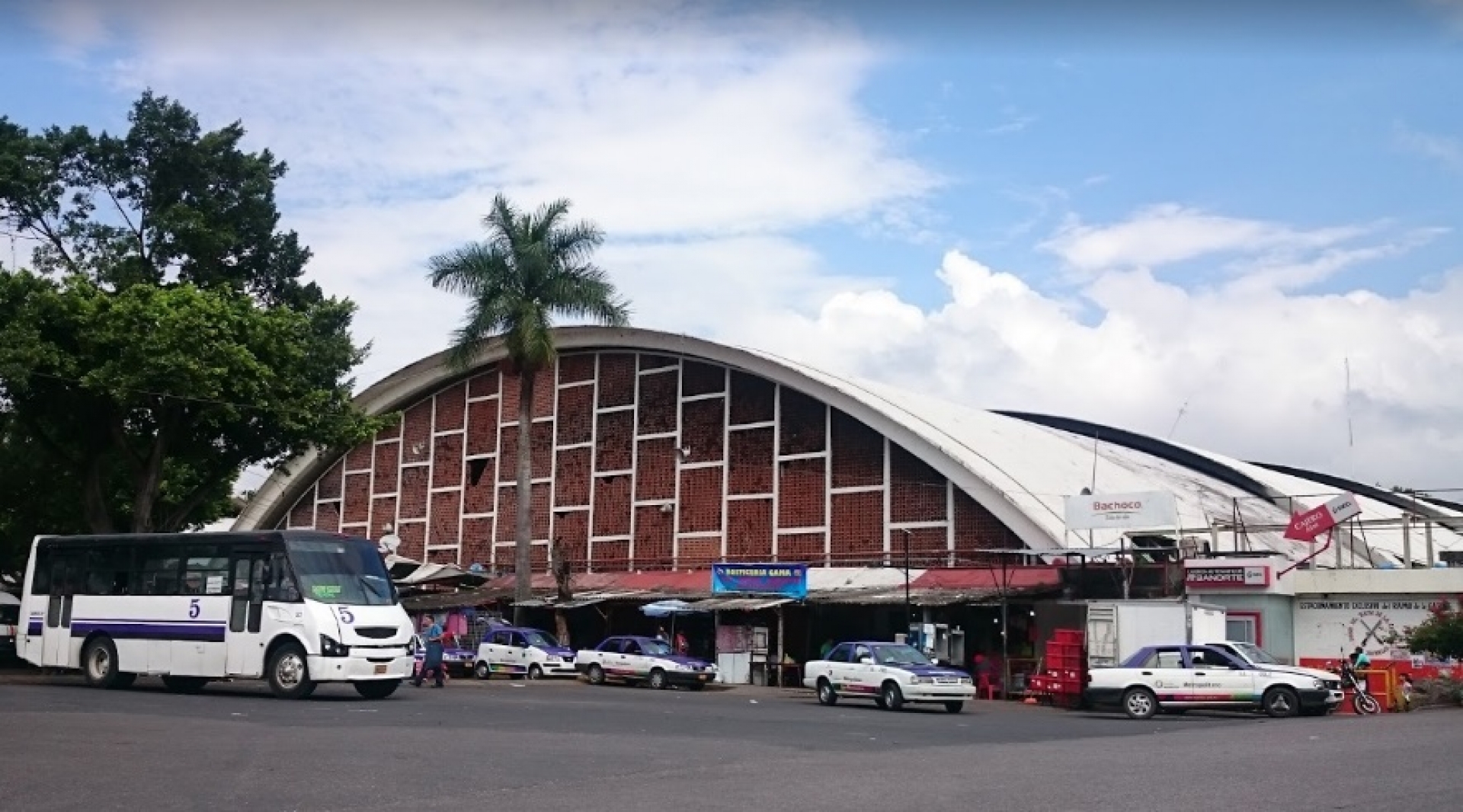 En estudio, permitir tianguis en andenes del ALM
