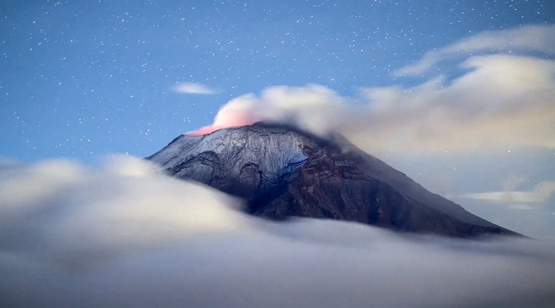 Este timelapse del Paso de Cortés es un amoroso diálogo entre el Popocatépetl y el Iztaccíhuatl