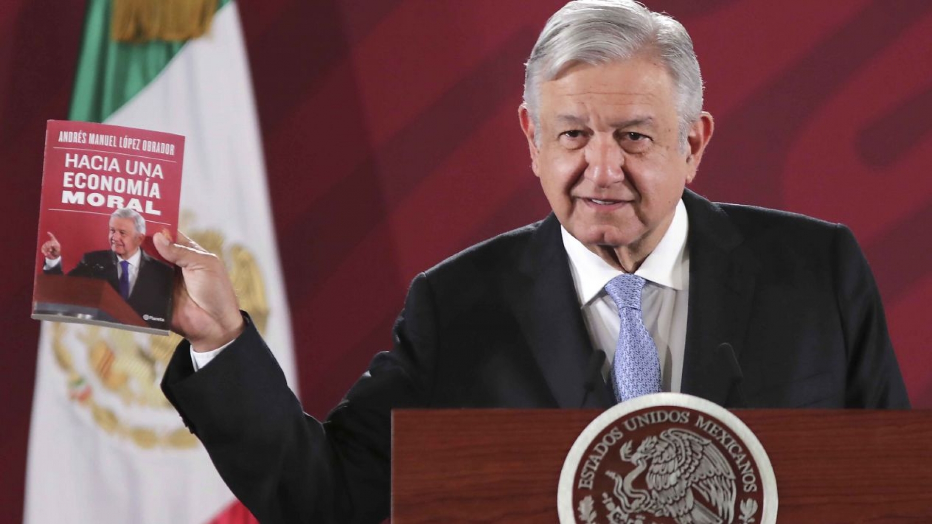 AMLO presenta su libro 'Hacia una economía moral'