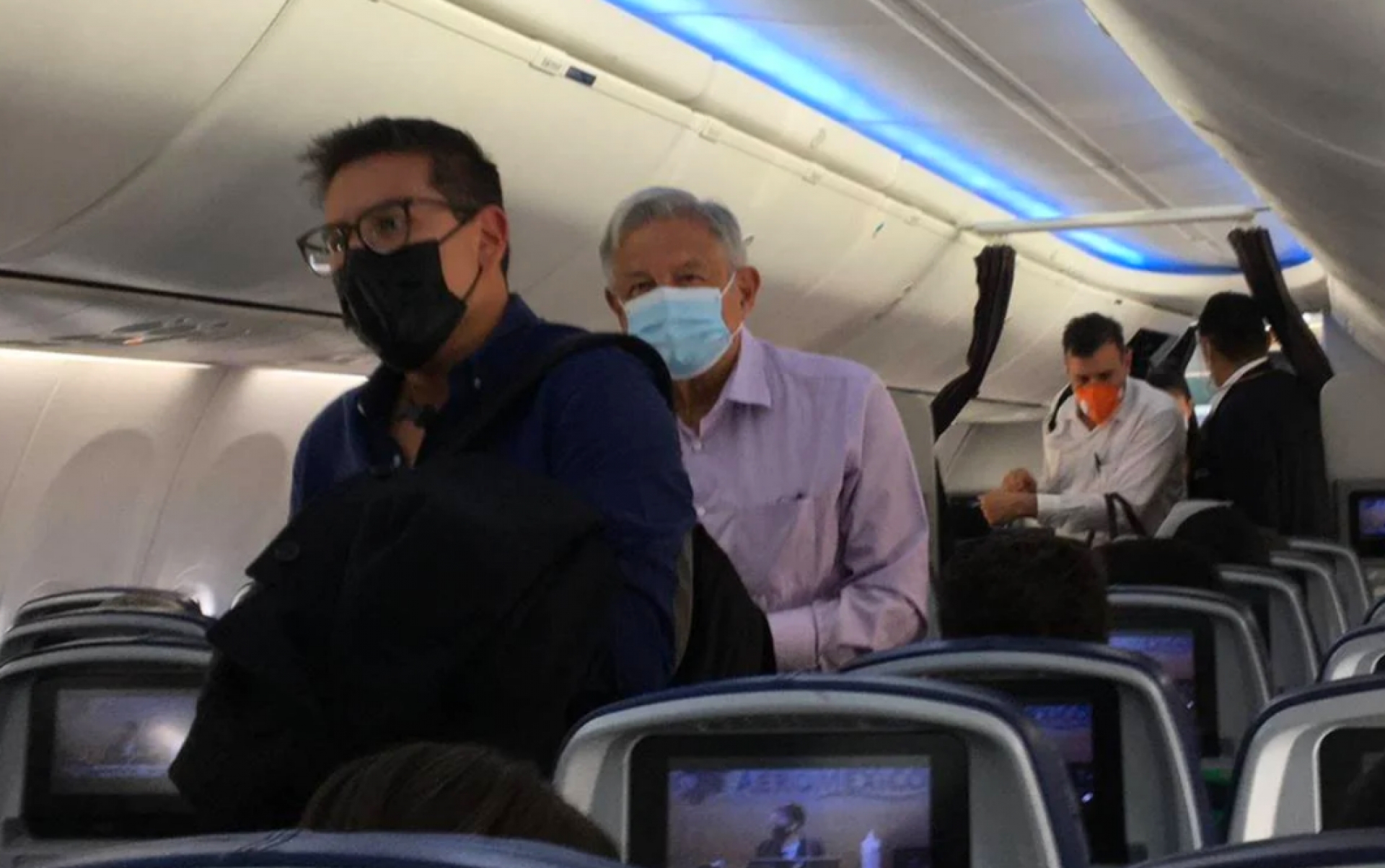 AMLO recibe insultos al bajar de un vuelo comercial en CDMX