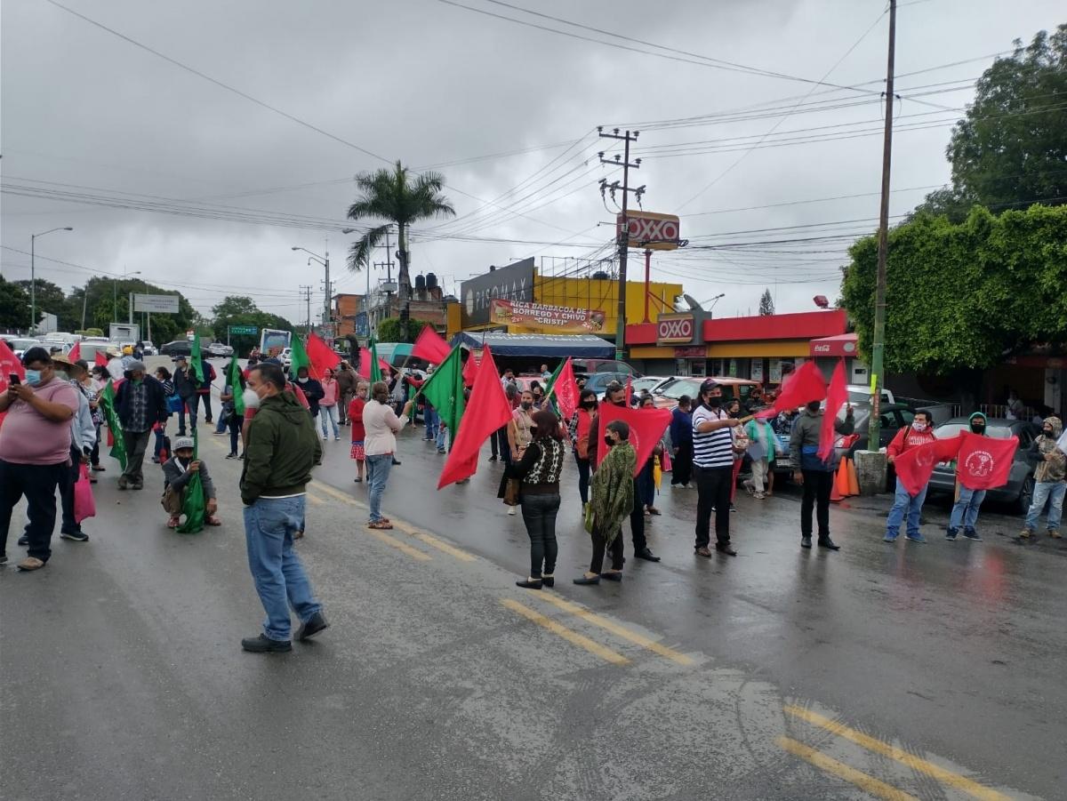 Antorchistas se manifiestan en la delegación de Bienestar
