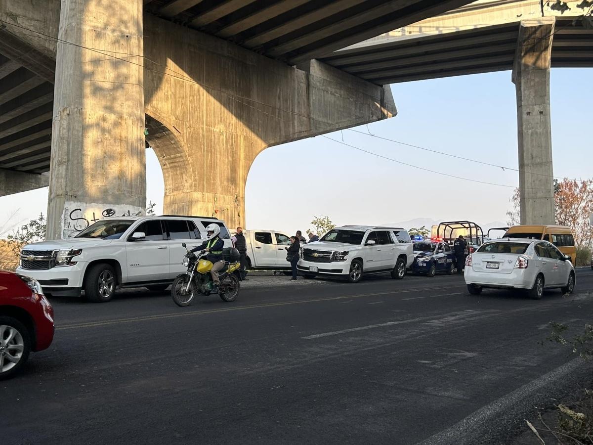 VIDEO: Encuentran 3 hombres asesinados en el puente Sin fin de Cuernavaca