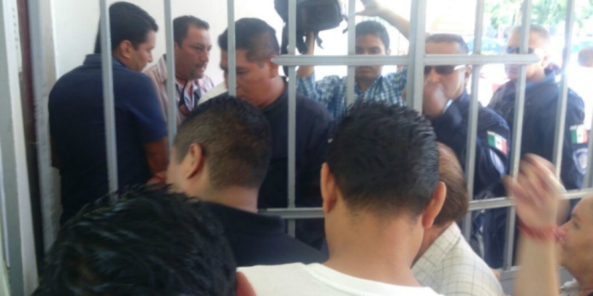 Cierran puertas de acceso al Ayuntamiento capitalino; en el interior, realizan sesión de Cabildo