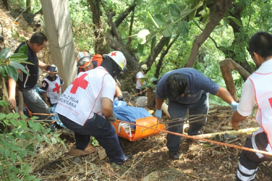 Un albañil murió al caer a una barranca