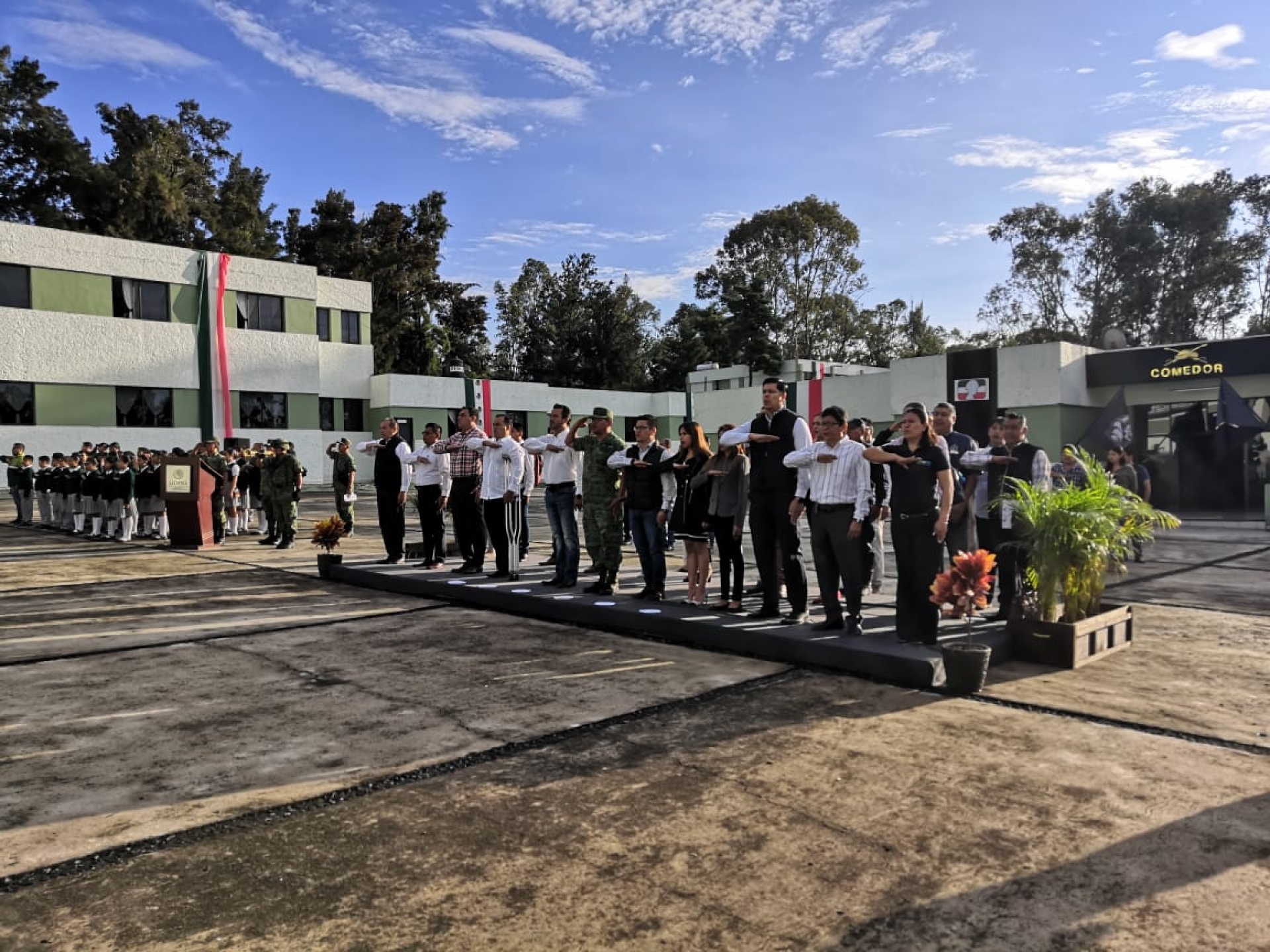 Efectúan ceremonia de honores a la bandera en el Tercer Regimiento Blindado de Artillería