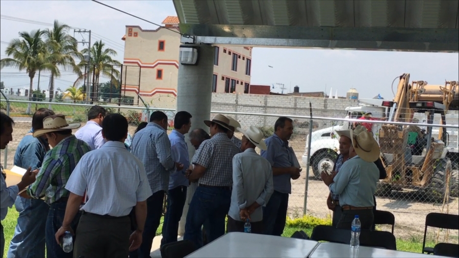 Mantienen vecinos de Tecomalco bloqueo a obras de la autopista Siglo XXI