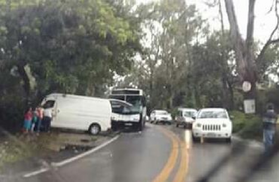 Choque entre un autobús y una camioneta deja seis lesionados