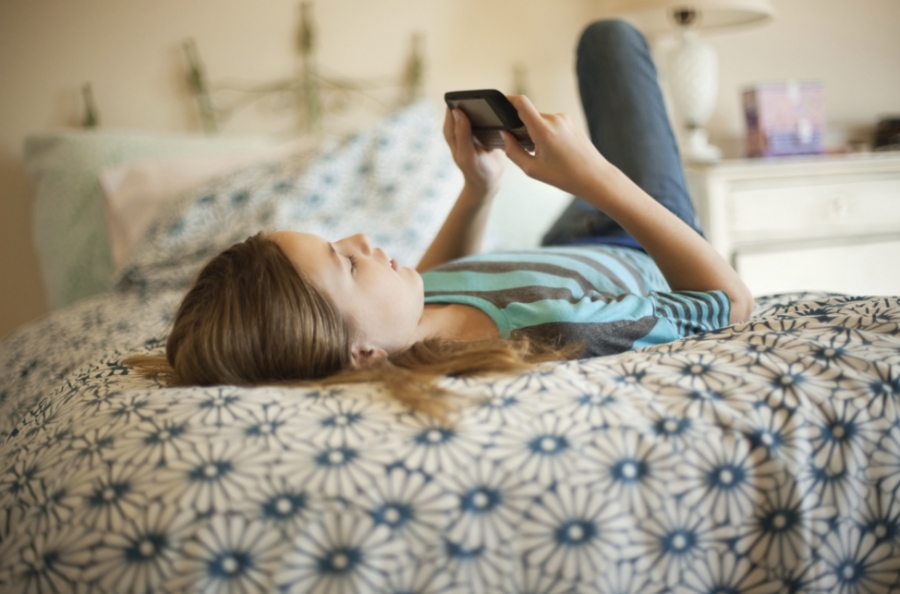 Los adolescentes duermen poco y rinden peor por ‘chatear’