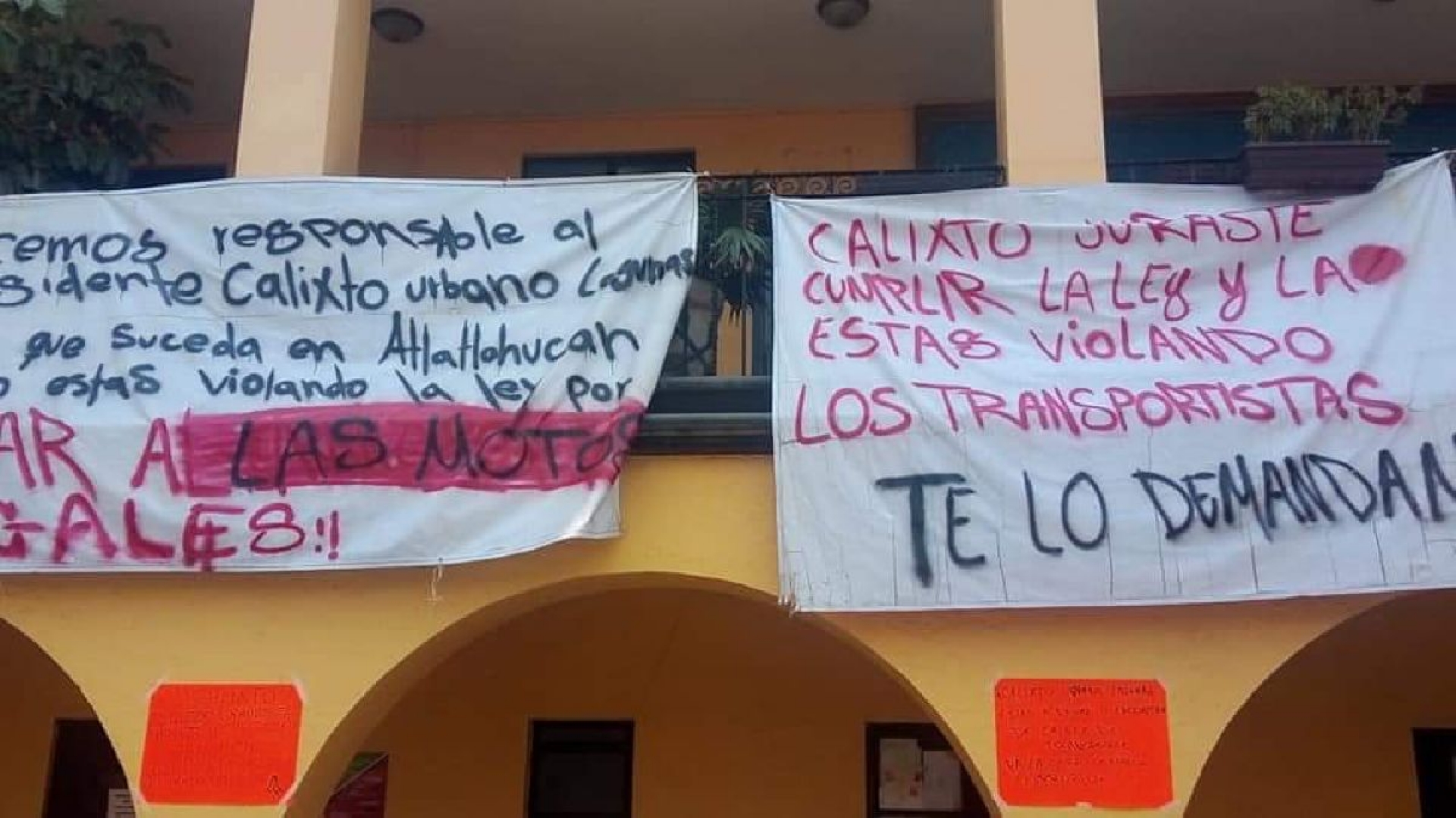 Transportistas mantienen tomado el palacio municipal de Atlatlahucan