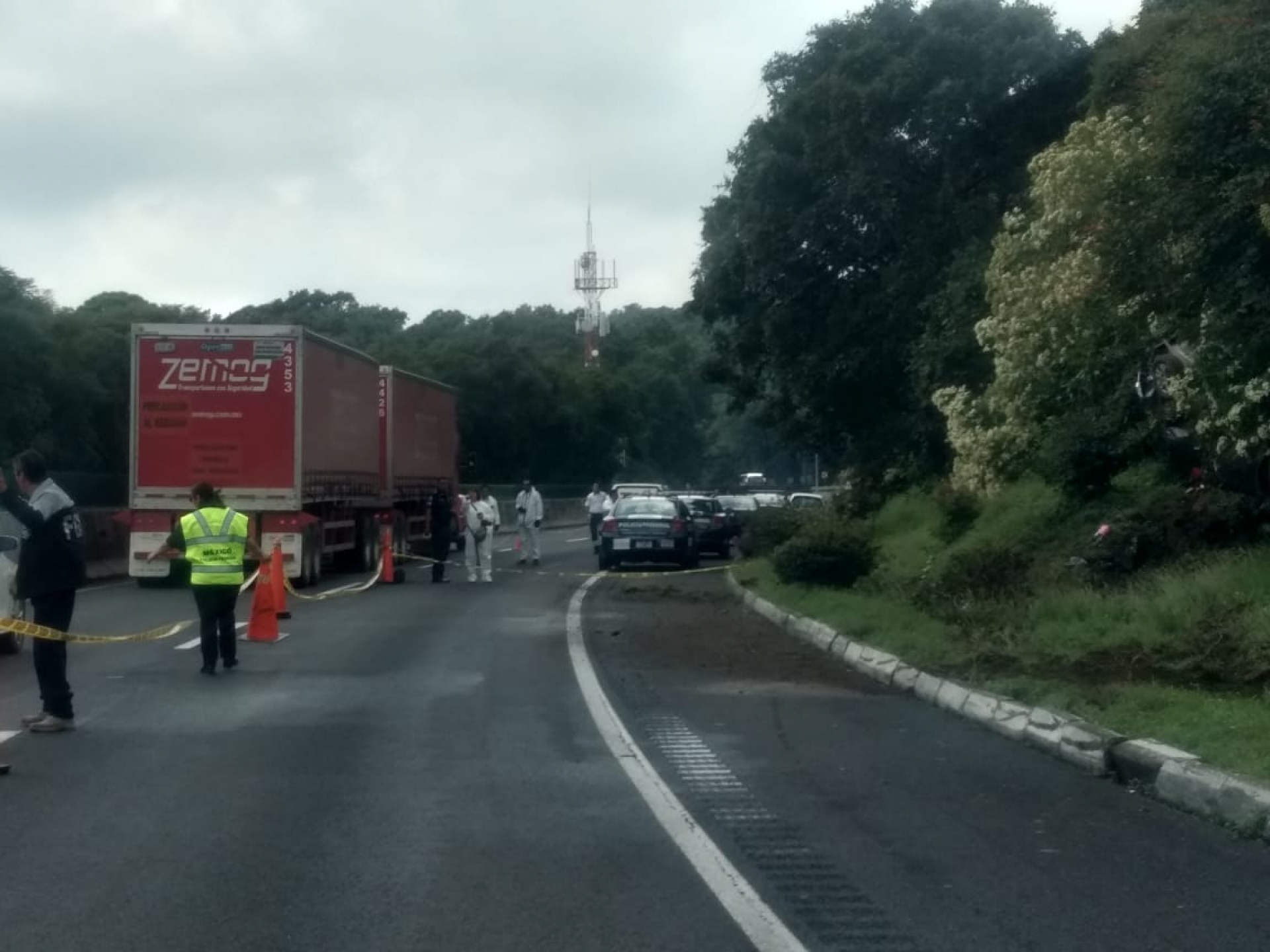 Fallece una mujer tras volcadura de camioneta en la autopista México-Cuernavaca
