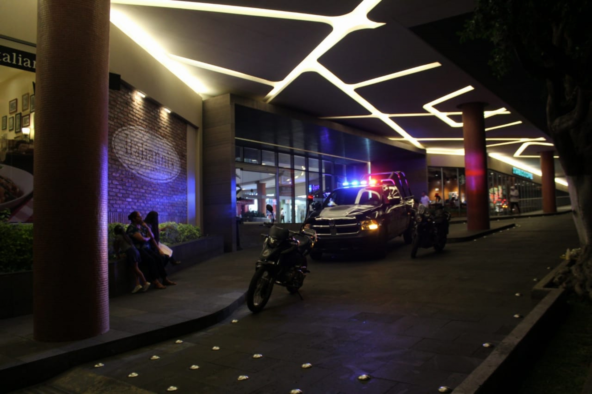 Hieren de bala a un joven dentro de gimnasio en la plaza 'Portal D10'