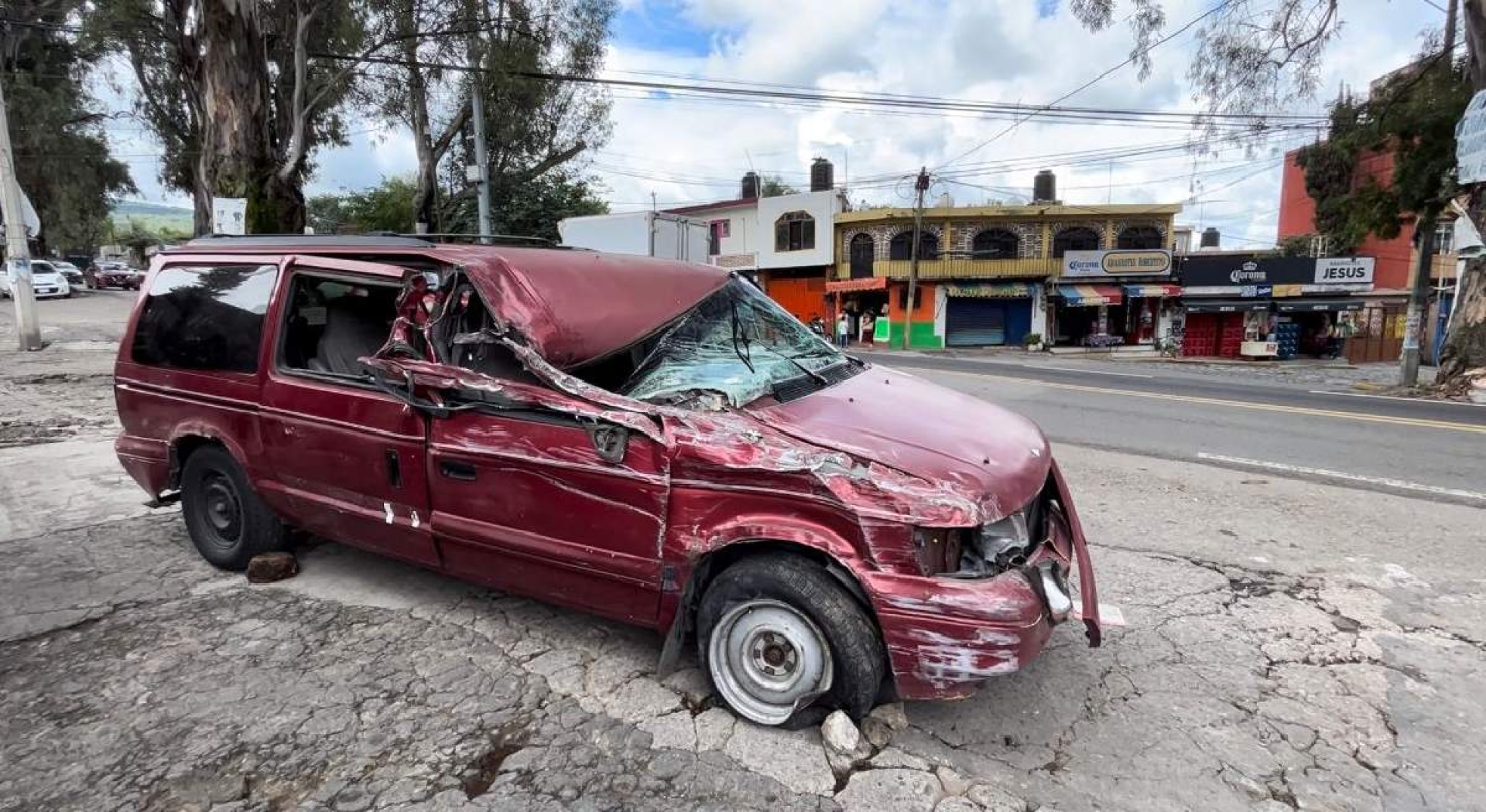 Se impacta camioneta contra una 'ruta'