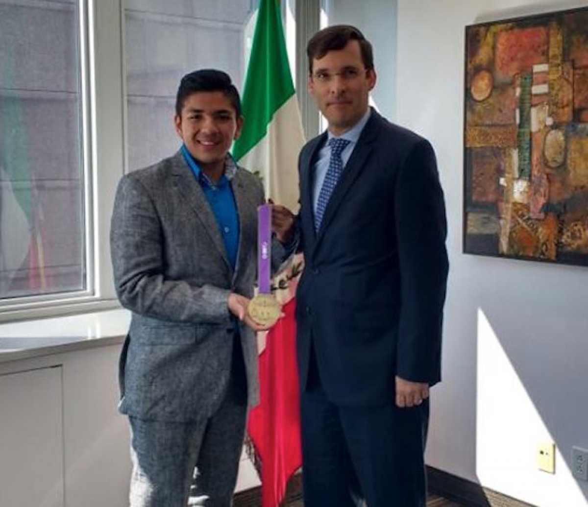 Estudiante mexicano gana medalla de oro en Canadá por fertilizante a base de orina