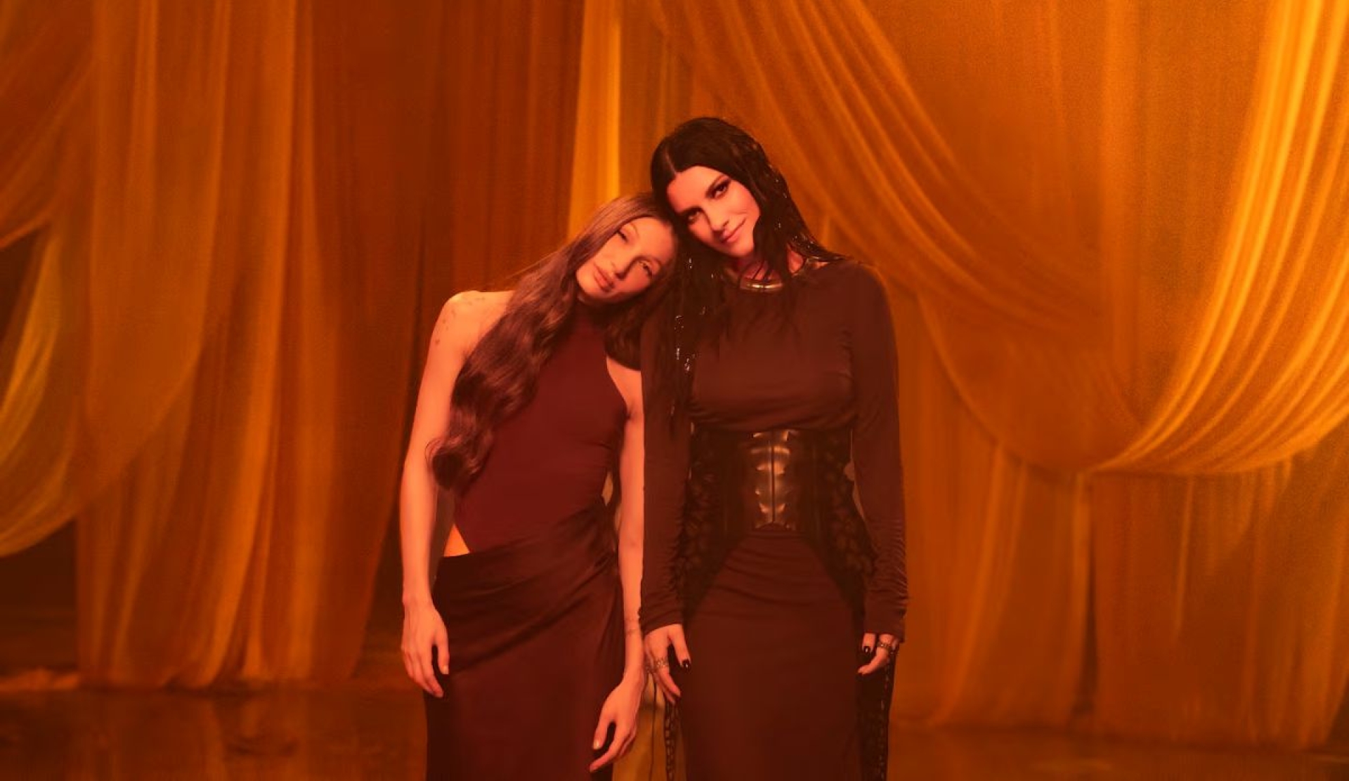 Laura Pausini y Yami Safdie presentan emotiva versión de 'Eso y Más'