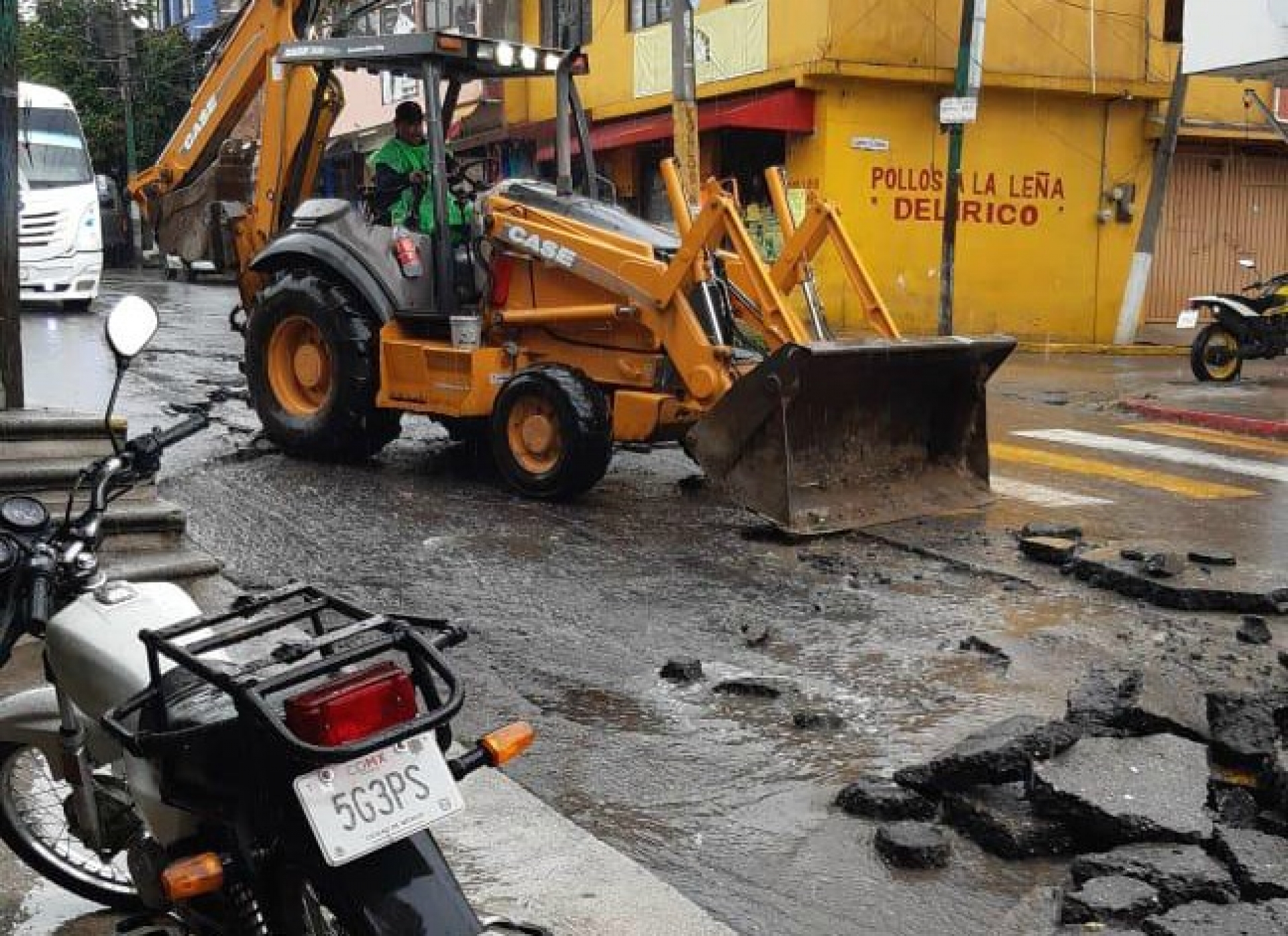 Retira ayuntamiento capitalino asfalto desprendido en avenida Universidad