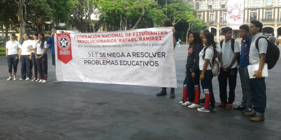 Protestan por negativa de SEP de otorgar registro de validez oficial a preparatoria ELiS