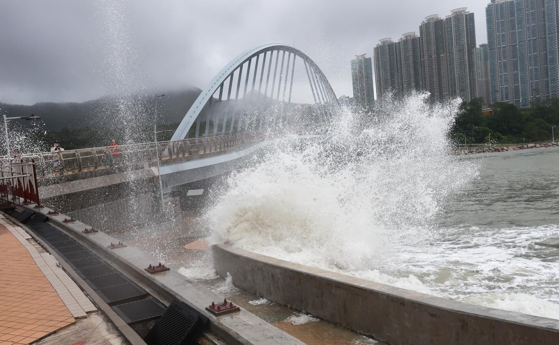 Tifón Ragasa deja 17 muertos en Taiwán; azota Hong Kong y sur de China