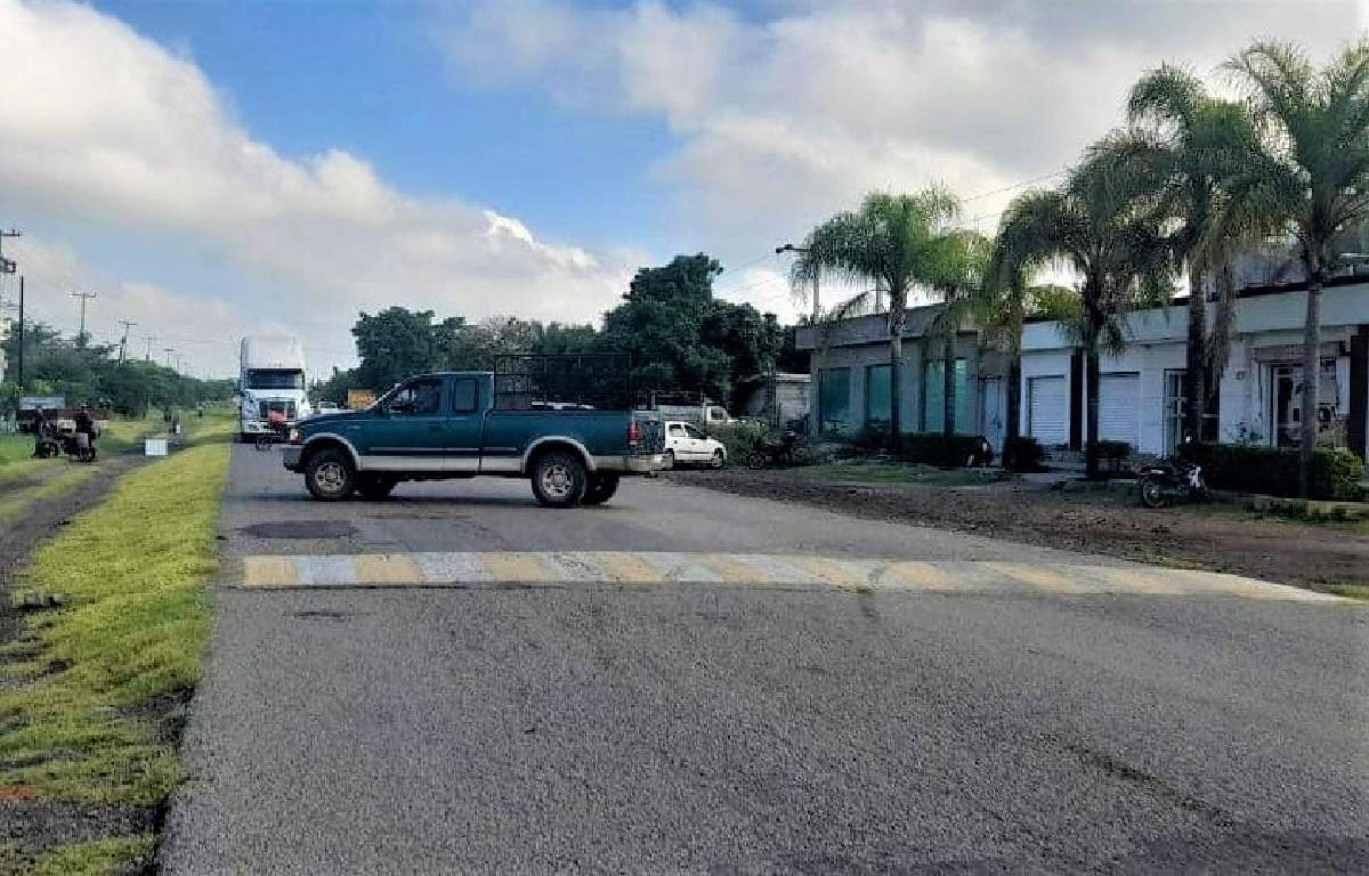 Bloquean padres carretera en Axochiapan para exigir maestro