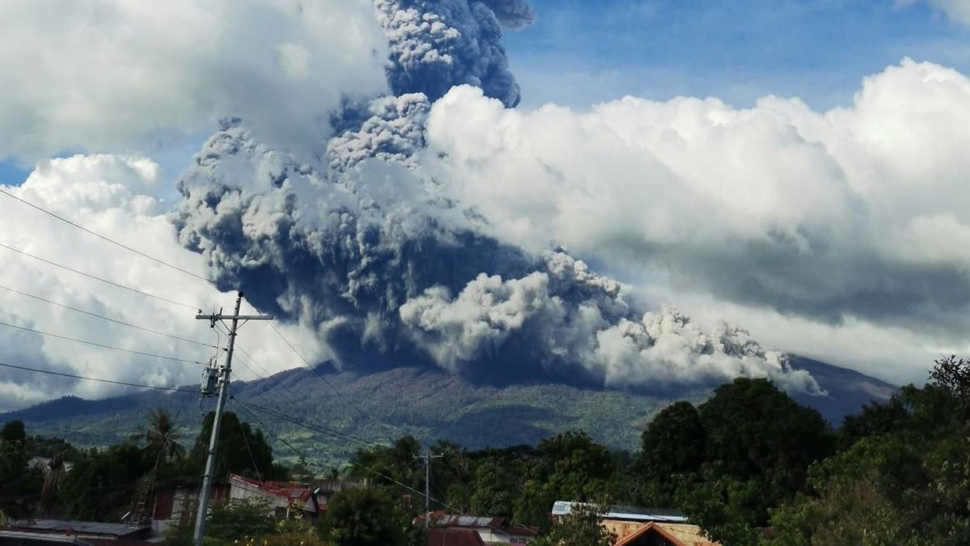 Filipinas evacua a 87 mil personas por erupción del volcán Kanlaon