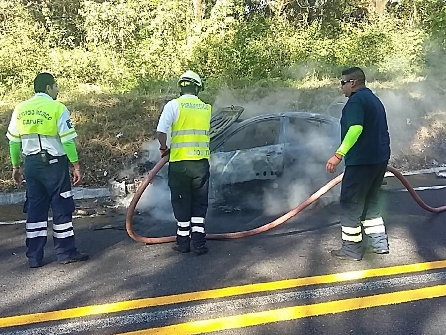 Una falla mecánica habría provocado que se incendiara un automóvil