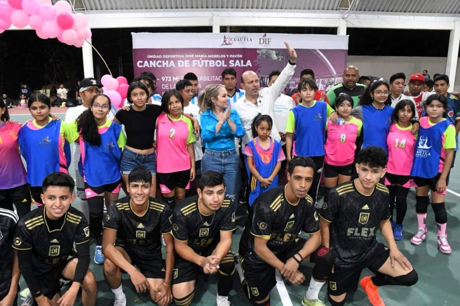 Entrega alcalde de Cuautla cancha de futbol sala