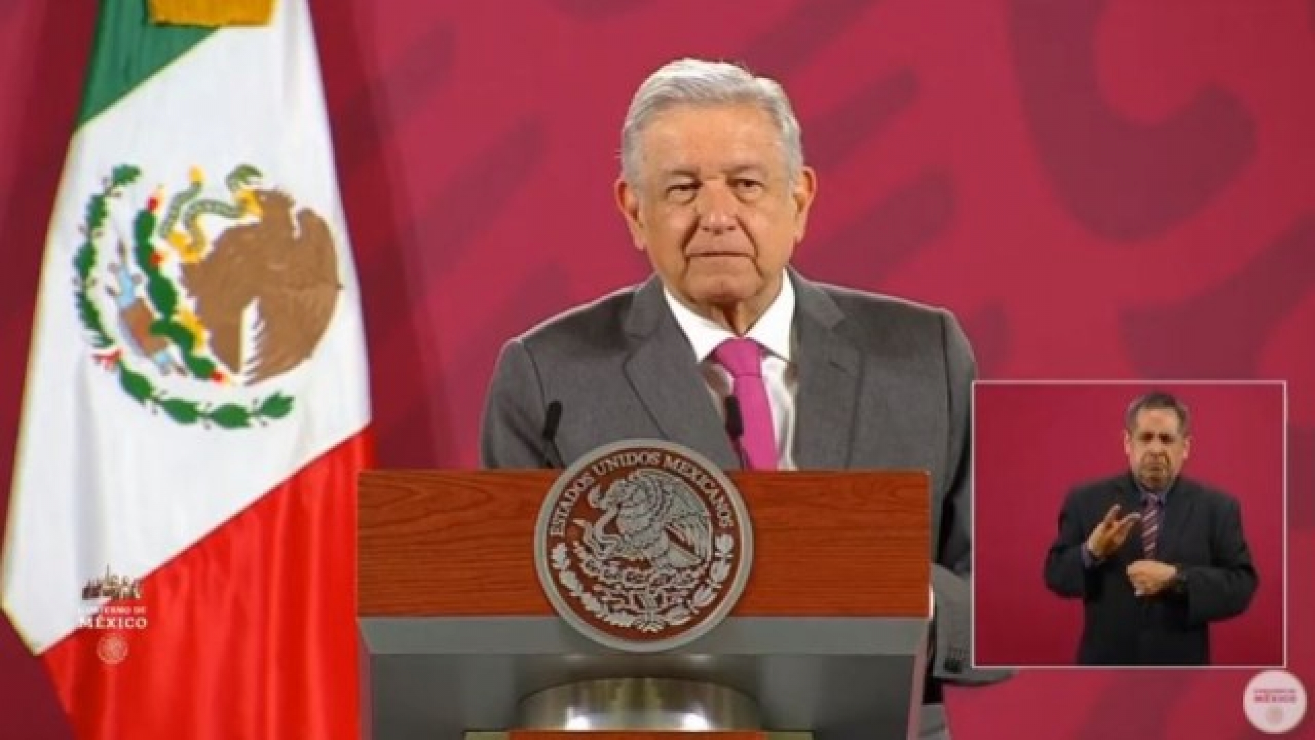 AMLO pide a FRENAAA desocupar un día al mes el Zócalo