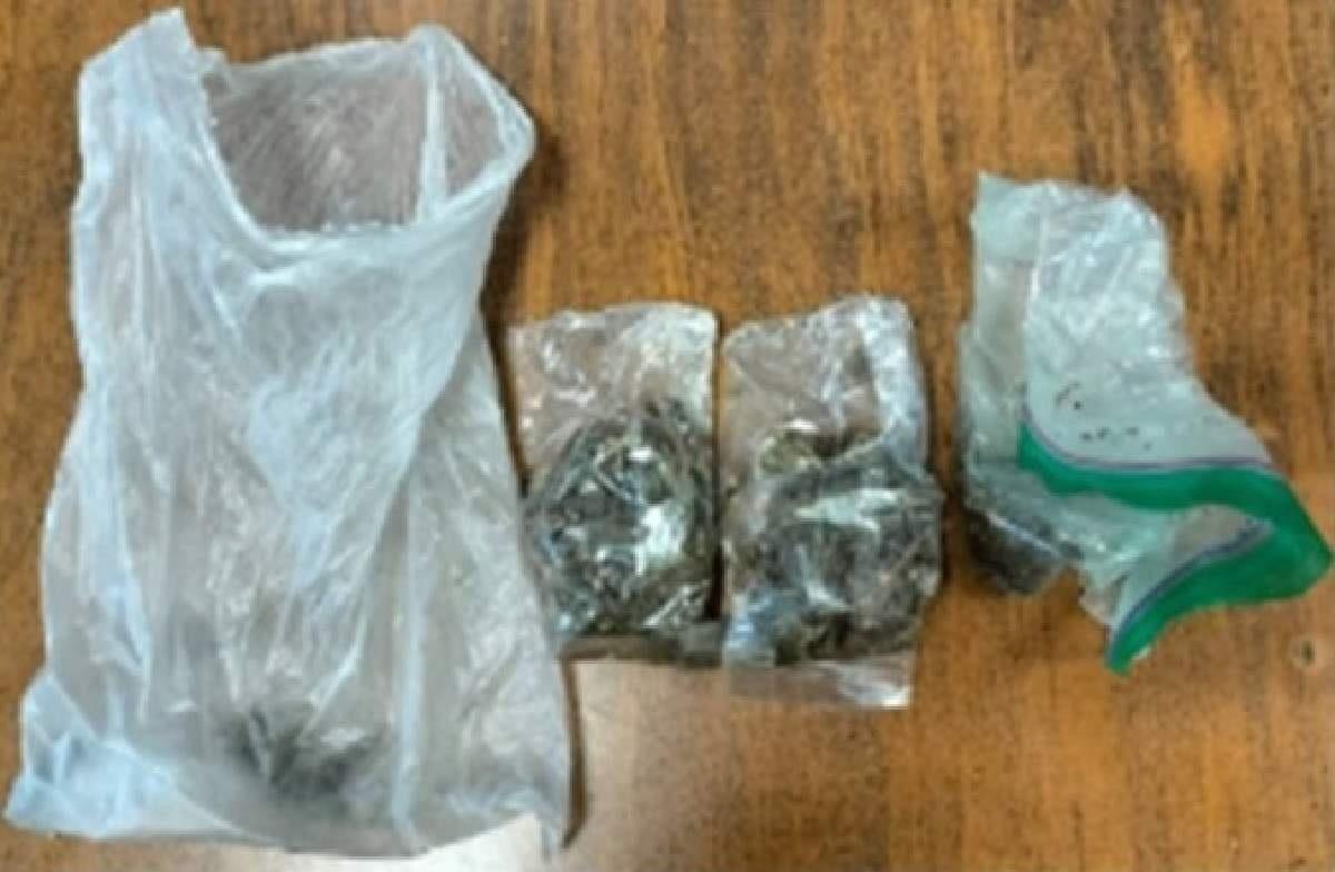 Hallaron marihuana entre sus pertenencias