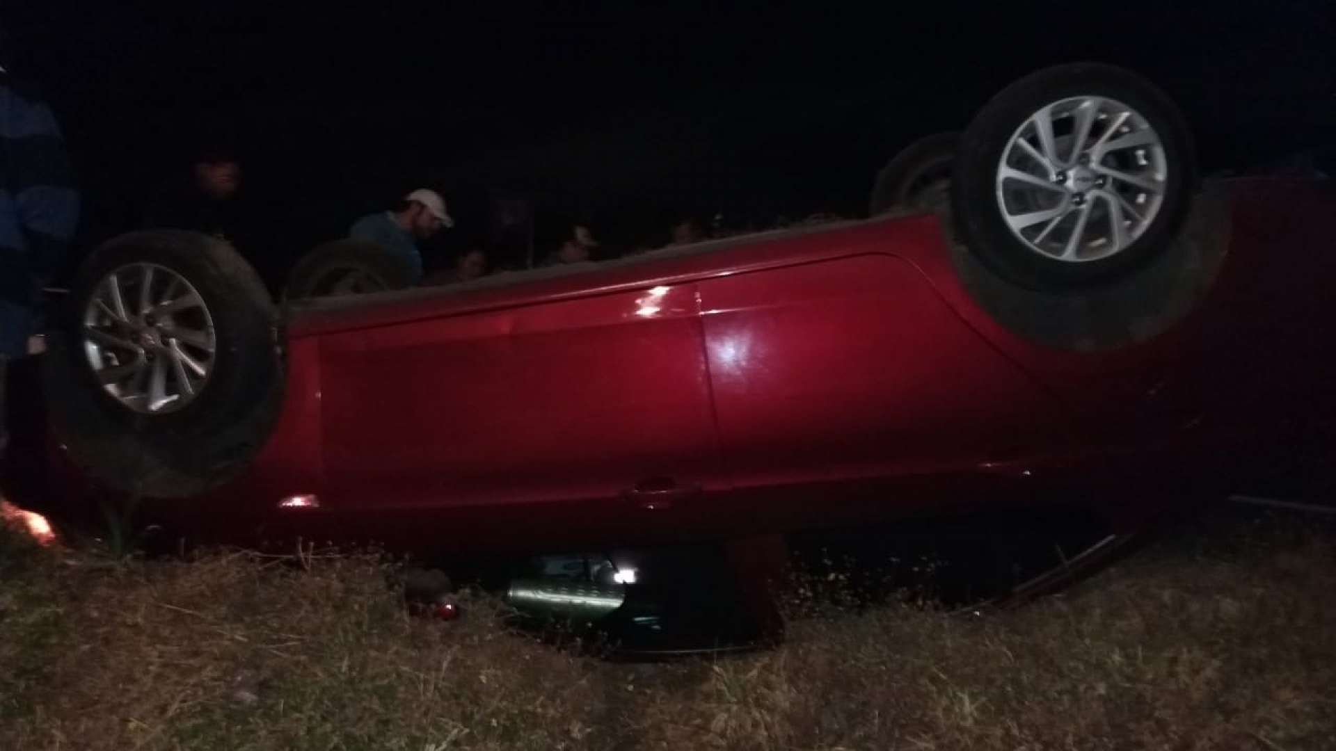 Un hombre resultó lesionado tras volcar su vehículo en la carretera México-Cuernavaca