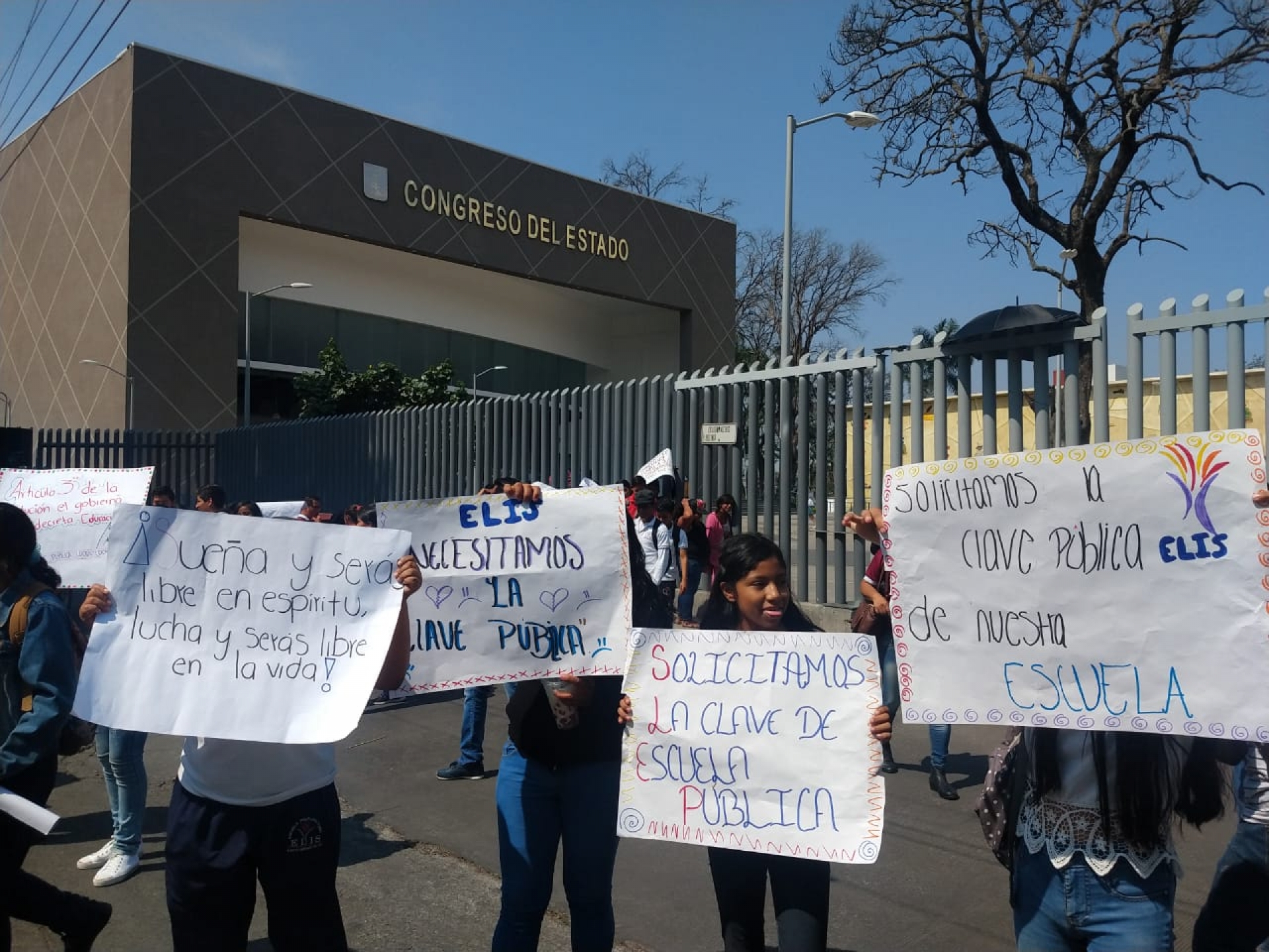 Protesta la FNER ante el Congreso local; piden apoyos para escuelas