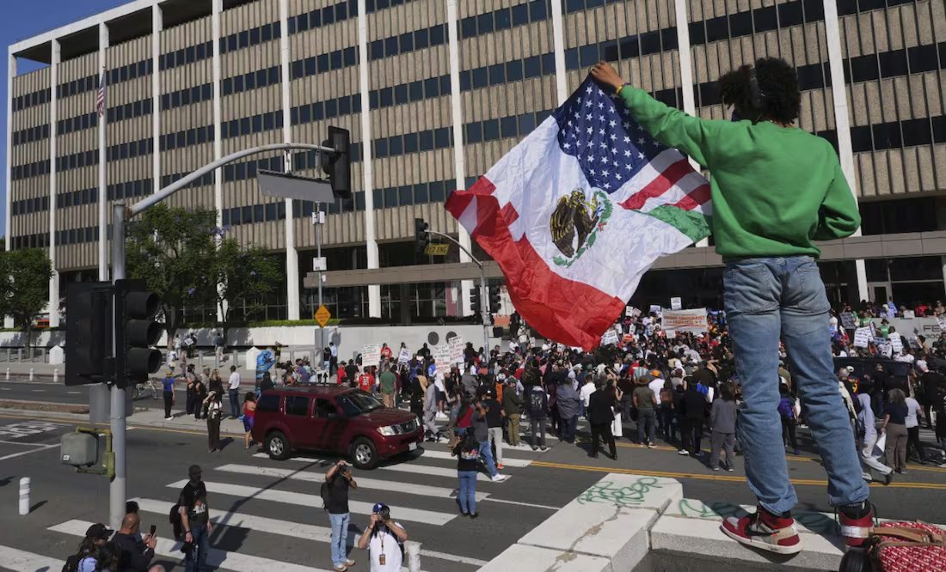 Redadas migratorias en Los Ángeles provocan enfrentamientos y detenciones masivas