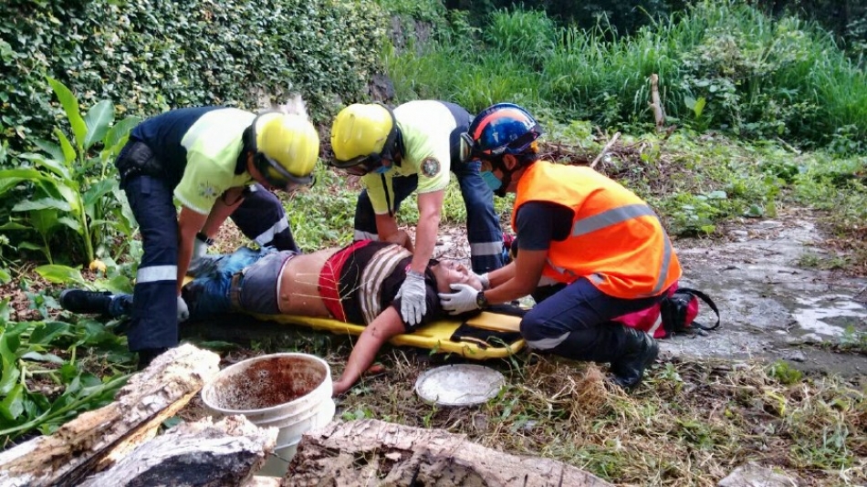 Se cayó de una barda tras agredir a su esposa y a su suegra