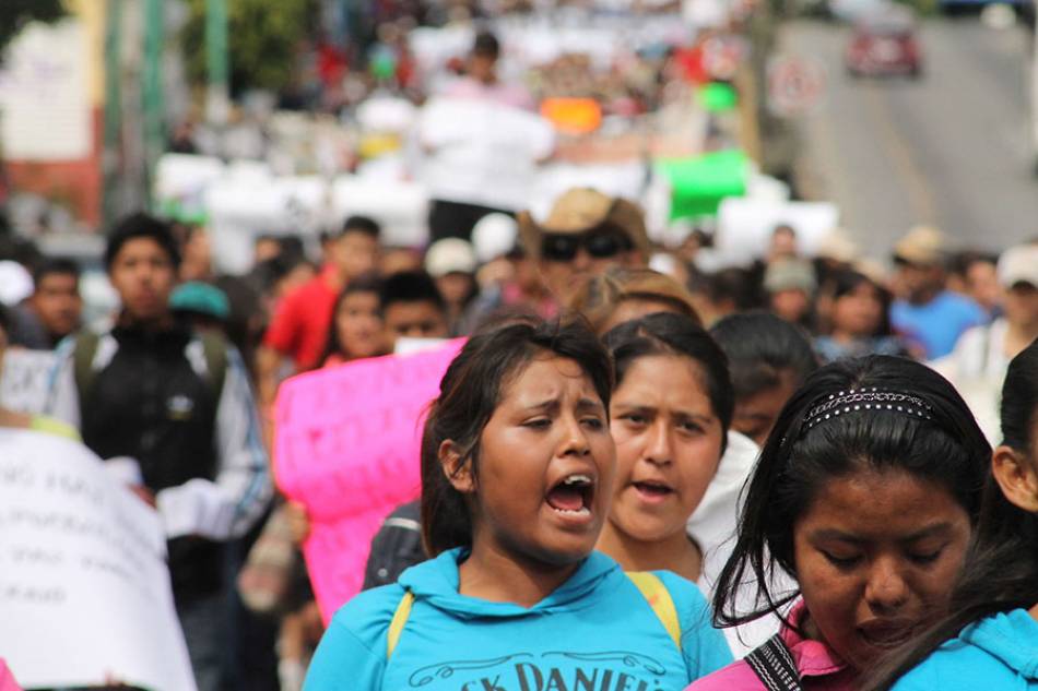 Exigen justicia por caso Iguala en desfile por la Revolución en Mazatepec