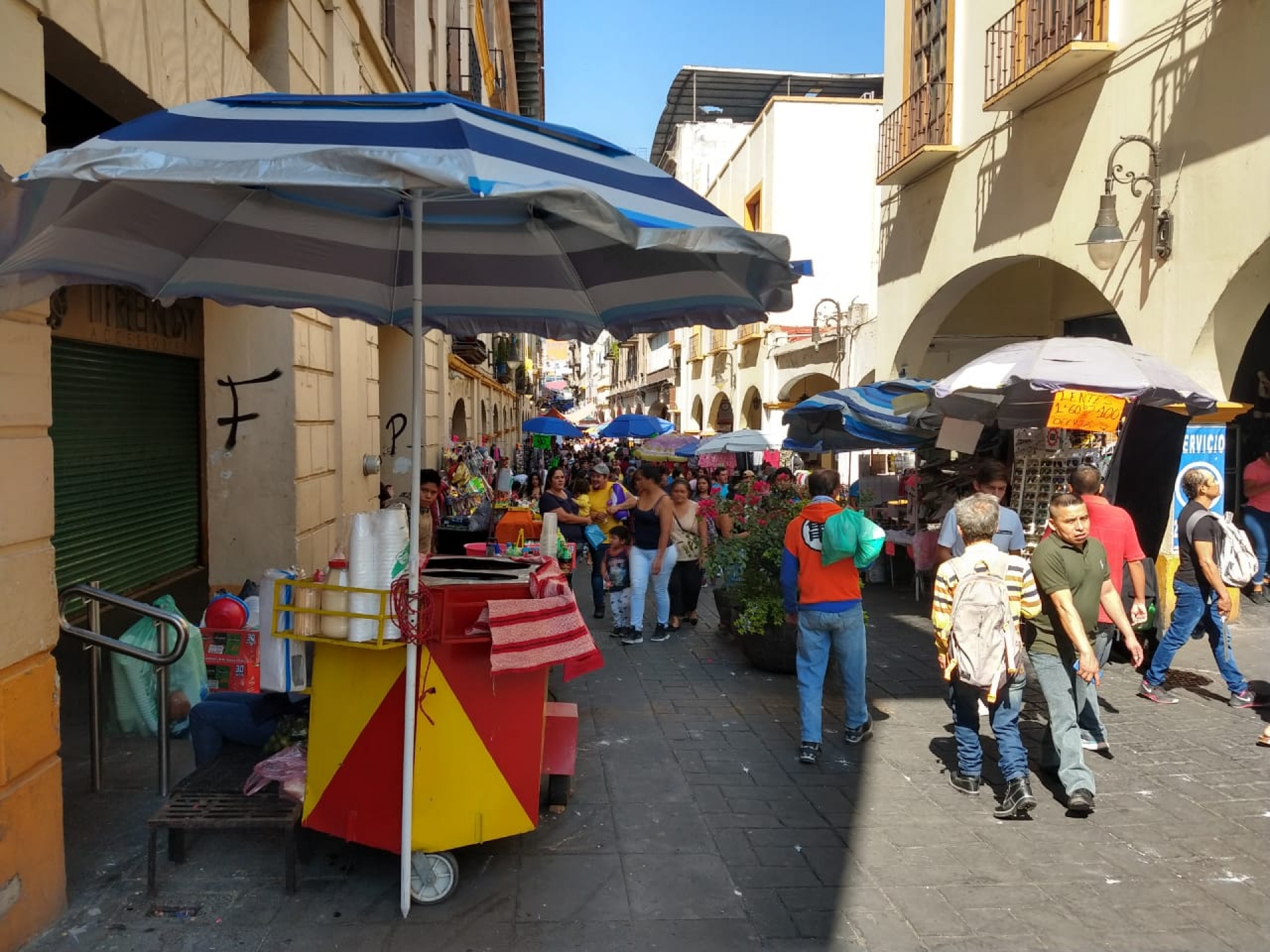 Comerciantes se instalan sobre la calle Guerrero, en el centro de Cuernavaca