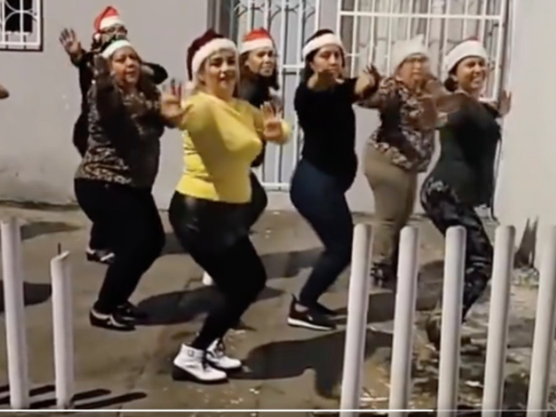 Señoras deslumbran en internet con baile navideño al estilo 'Mean Girls'