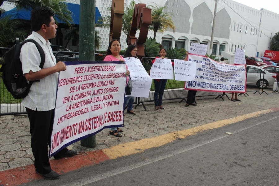 Maestros despedidos protestaron en ceremonia de entrega de plazas