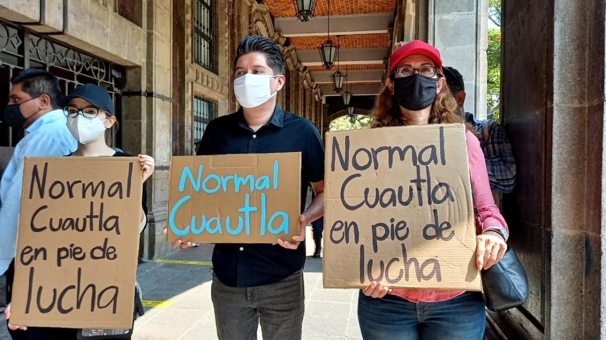 Demandan maestros de la normal de Cuautla pago de estímulo al desempeño docente