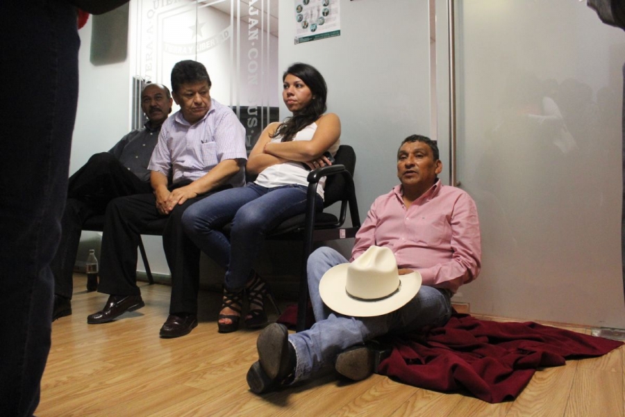 Trabajadores del Congreso exigen pago de salario