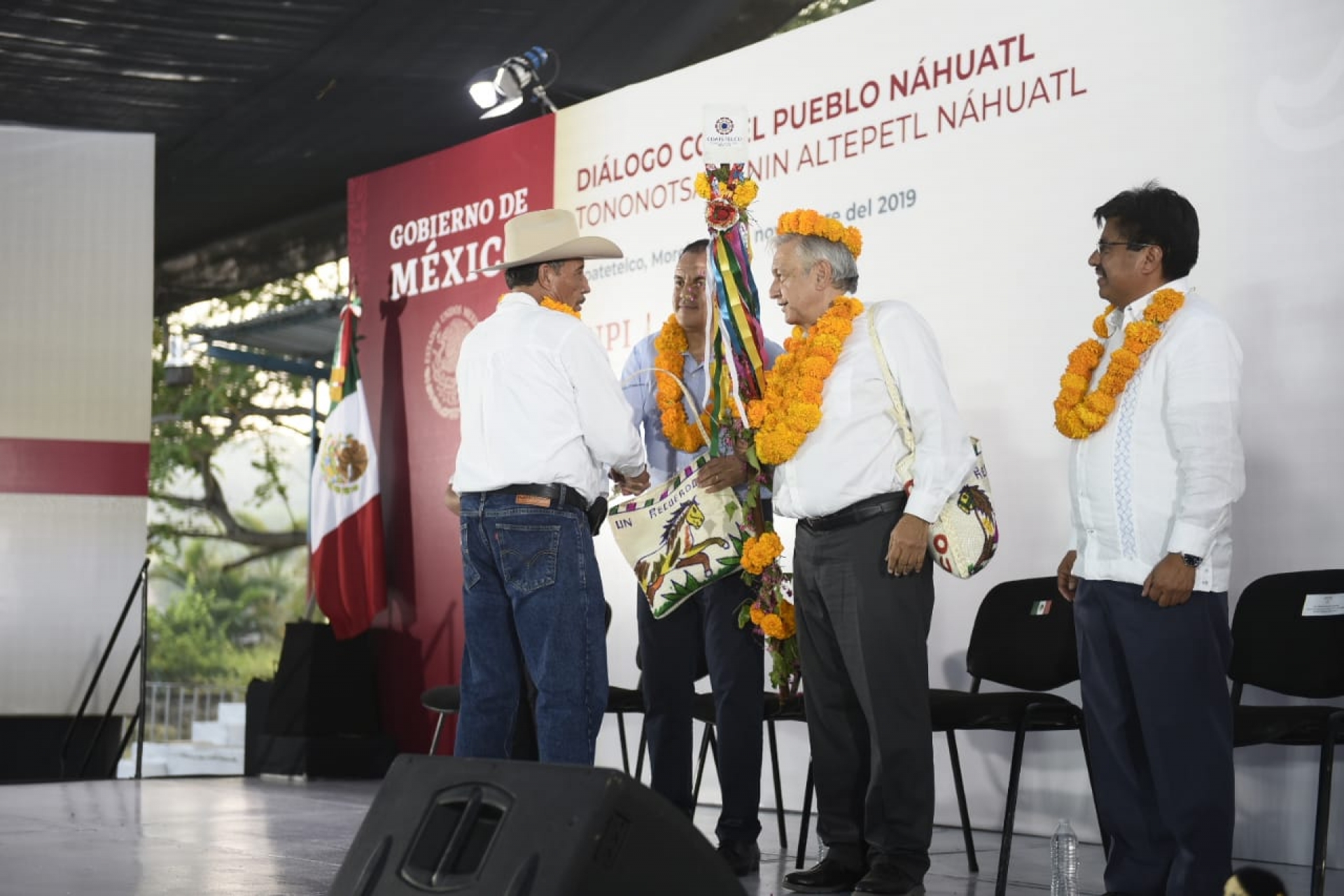 Visita AMLO el municipio indígena de Coatetelco; expresa su respaldo al gobernador