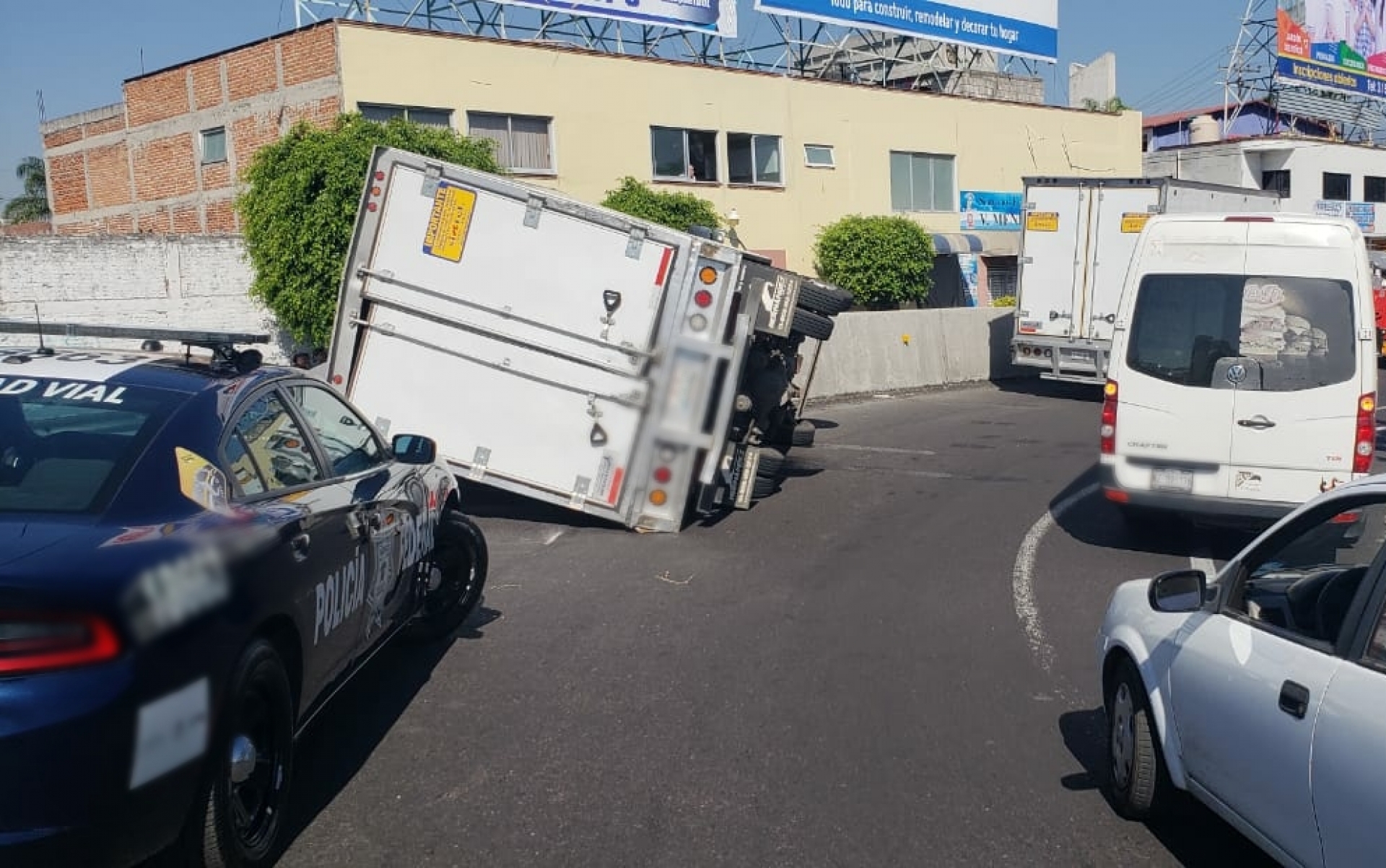 PF atendió volcadura de un camión en la carretera México-Cuernavaca